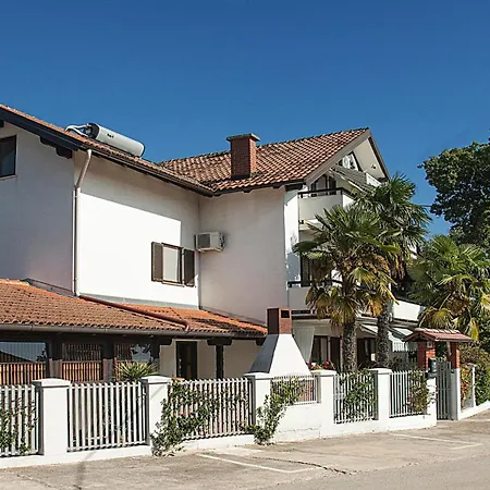 Paolija App2 Apartman Bužinija